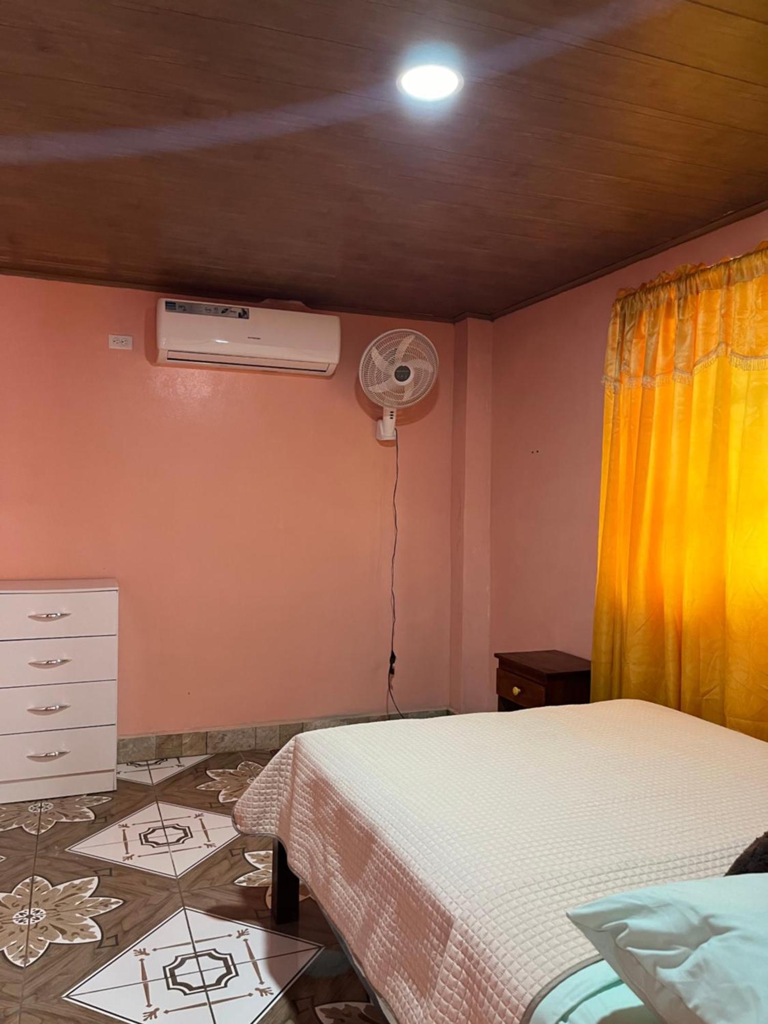 Surf Camp Hotel Bocas del Toro Buitenkant foto